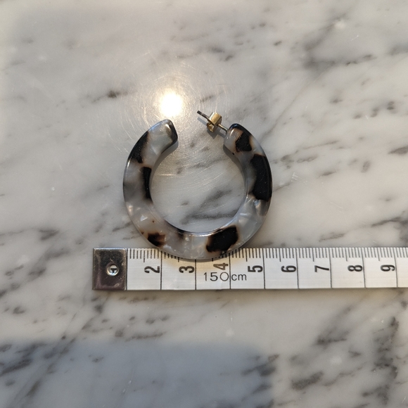 Madewell Tortoise Hoops - Picture 2 of 2